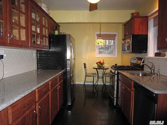 5th image of 122 Wood St