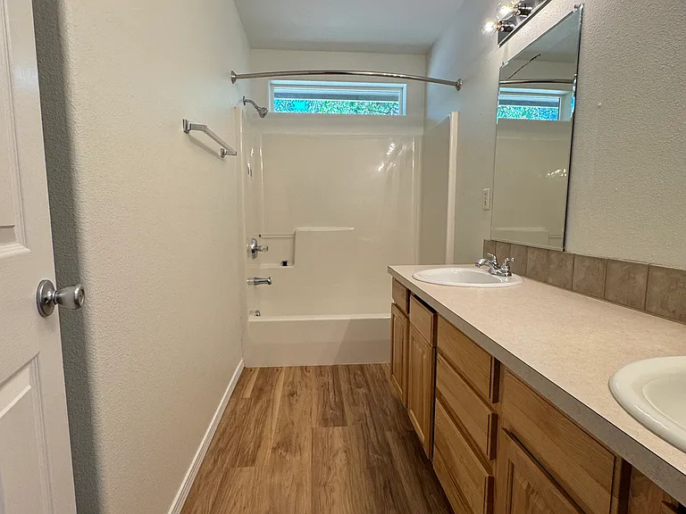 933 Pioneer Dr — Photo 9