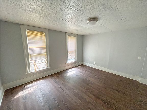 4th image of 93 York St