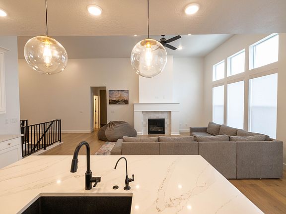 5th image of 293 N Pheasant Dr