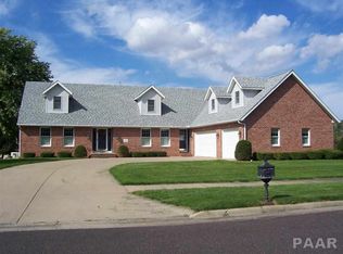 2009 El Camino Dr, Pekin, IL