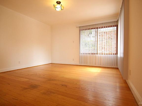 4th image of 32 Burlwood Dr