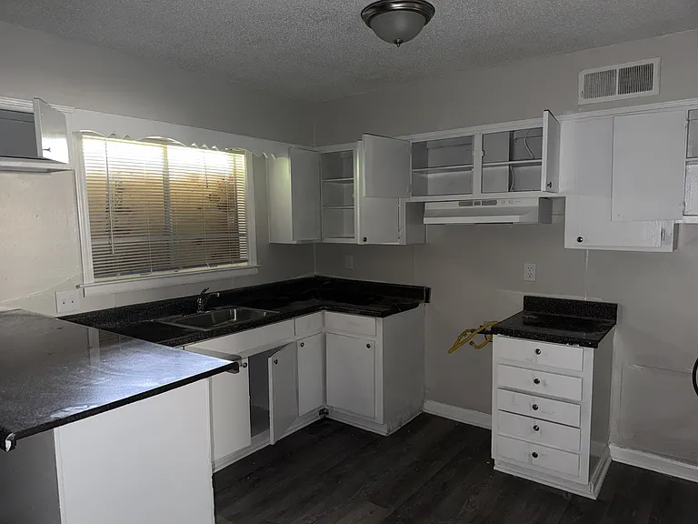 3329 Denver St — Photo 15