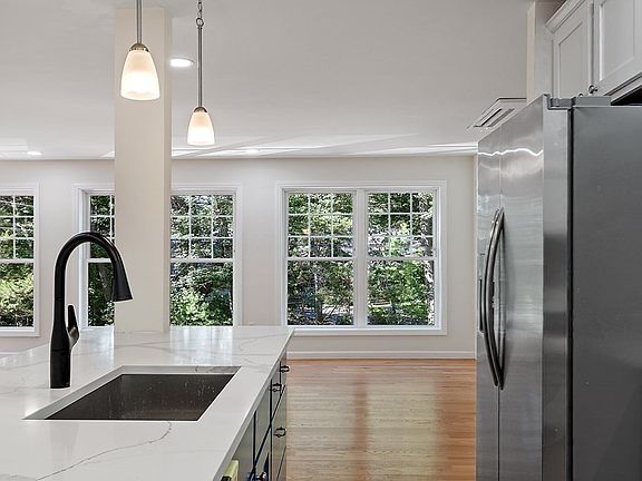 5th image of 109 Belcher St #B