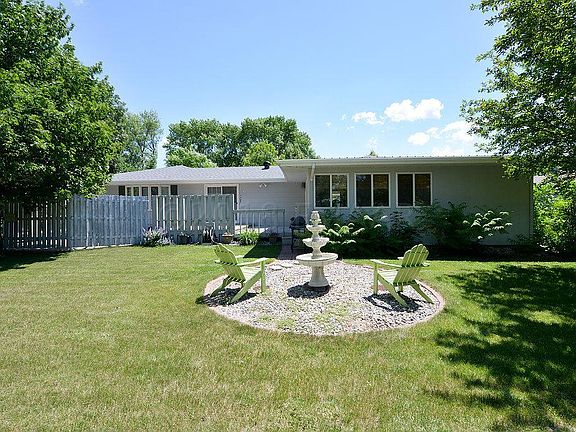 4th image of 708 6th Ave W