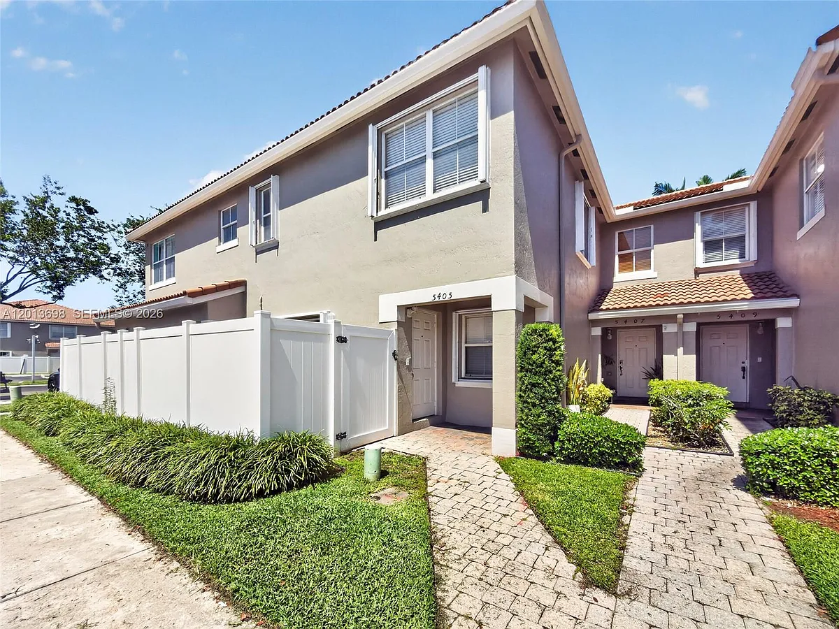 Building Photo - 5405 SW 125th Ter #5405