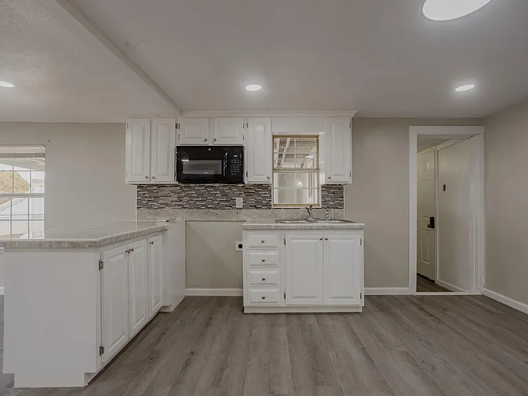 809 Wilson St — Photo 7