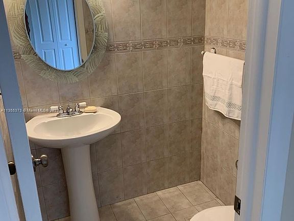 5th image of 940 W 81st Pl #940