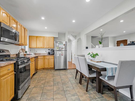 5th image of 1055 Jefferson Street