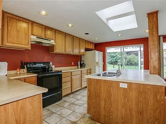 5th image of 759 Park St