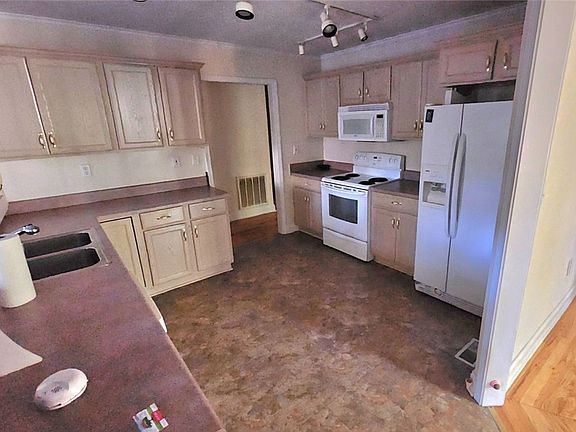 3rd image of 905 N Crestview Dr