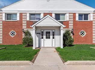 1719 Grove St APT 16, Glenview, IL 60025