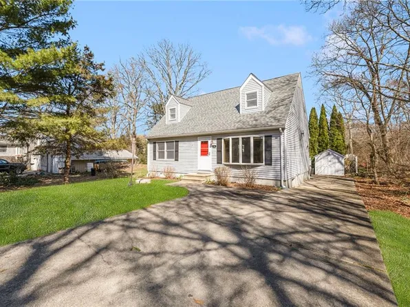 28 Bow And Arrow Trl S, South Kingstown, RI 02879