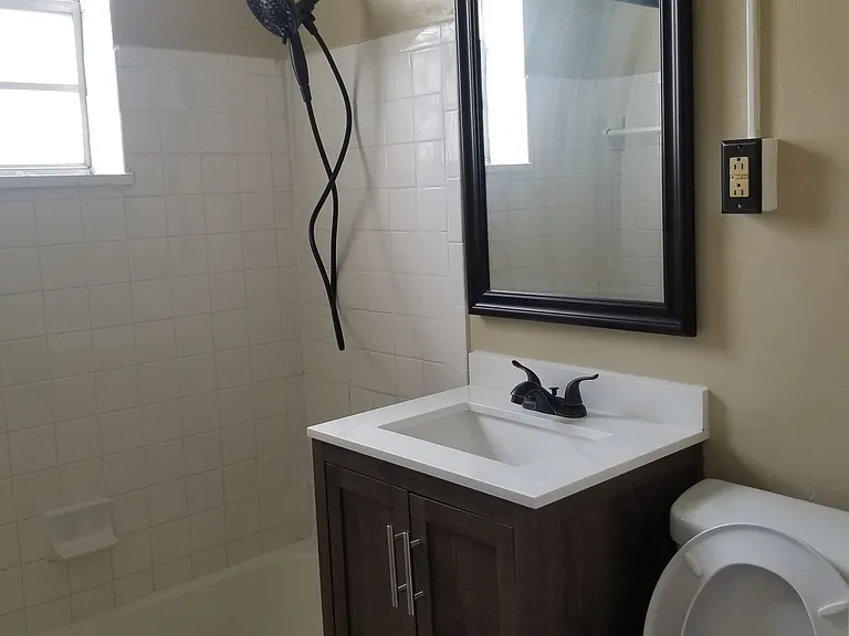 2425 Shelby St #2A — Photo 2