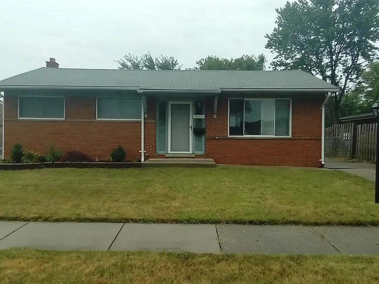 4627 Stratford Dr — Photo 1