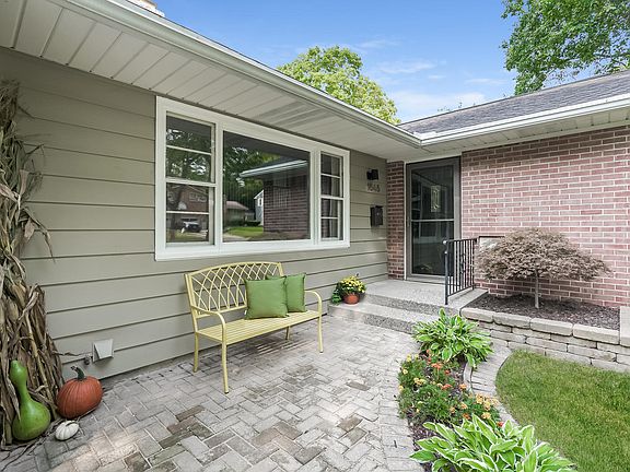 4th image of 1645 Cambridge Dr SE