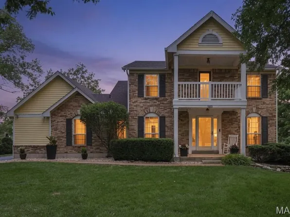 303 Fox Briar Ln, Ballwin, MO 63021
