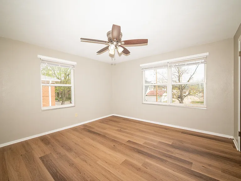 2100 Rhomberg Ave — Photo 10
