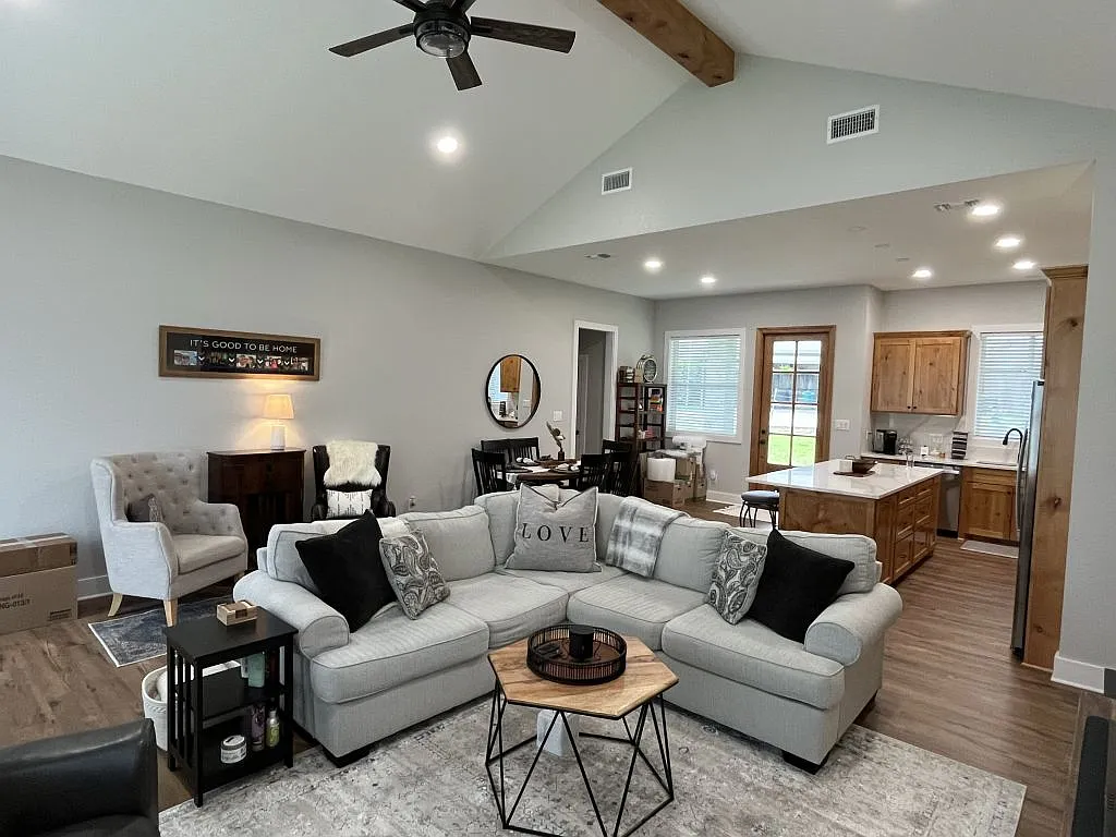 3 bed, 1600 sqft, $2,550 — Photo 2