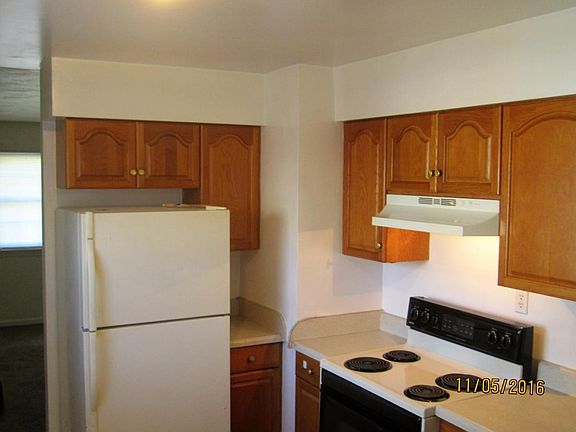 KITCHEN WITH REFRIGERATOR