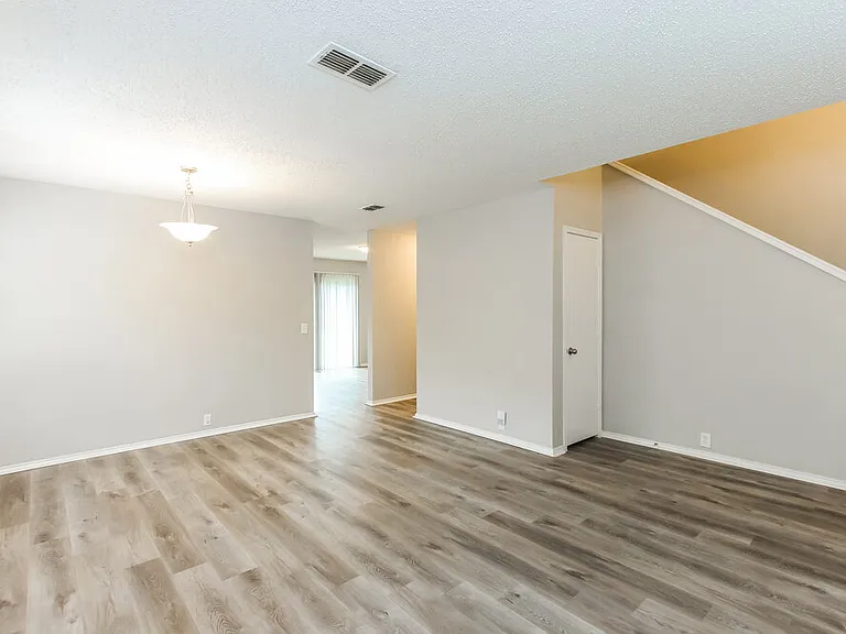 1104 Beechwood Dr — Photo 5