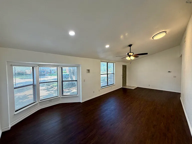 4617 Langford Ln — Photo 3
