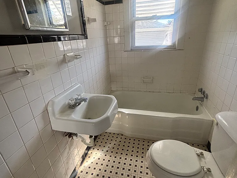 1558 Claiborne St — Photo 4