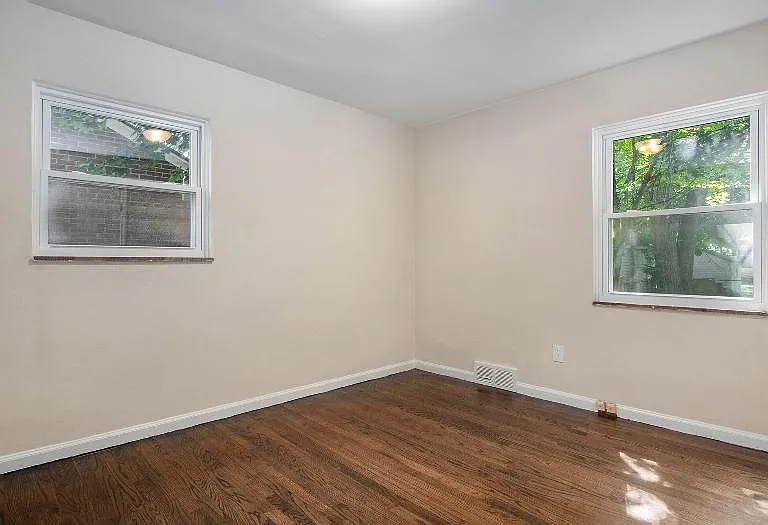 21905 Sussex St — Photo 9