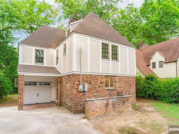 8 Bristol Pl, Fair Lawn, NJ 07410