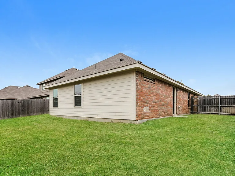 1607 Dove Cir — Photo 5