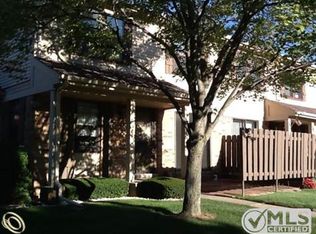 8074 Willow Ln, Warren, MI 48093