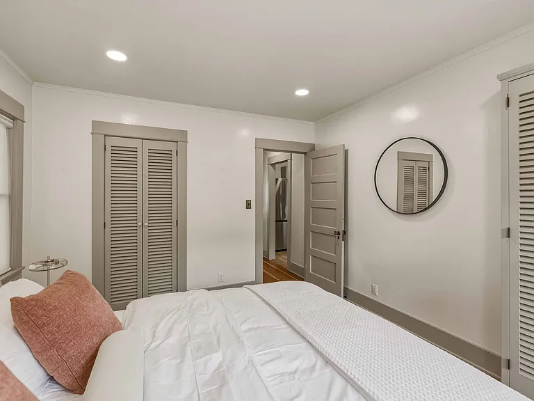 1808 The Strand — Photo 12