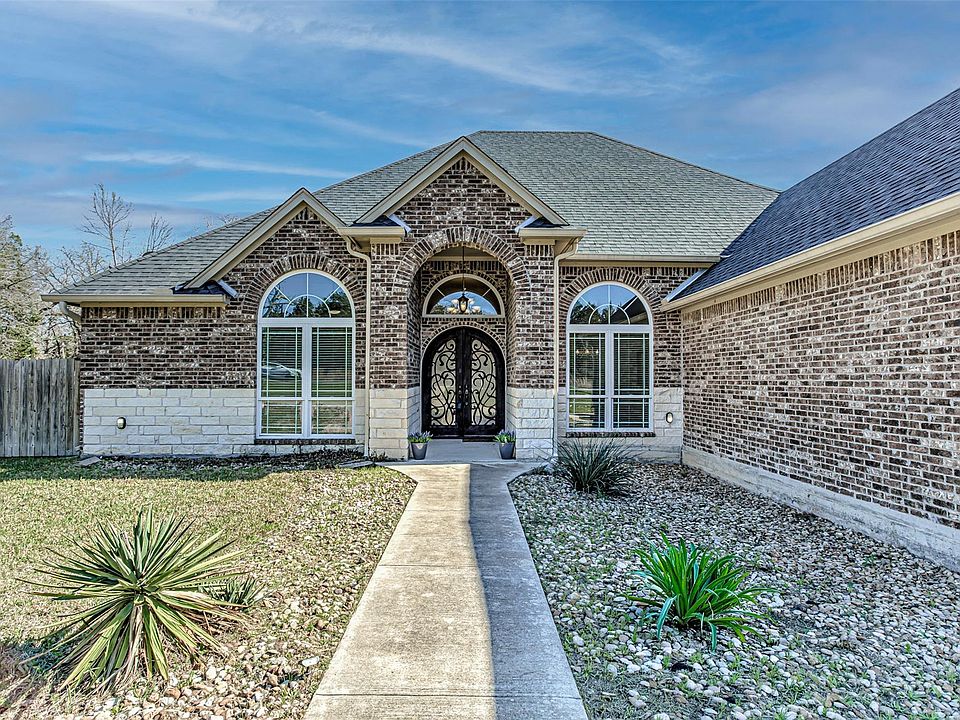 1st image of 105 Arbors Cir