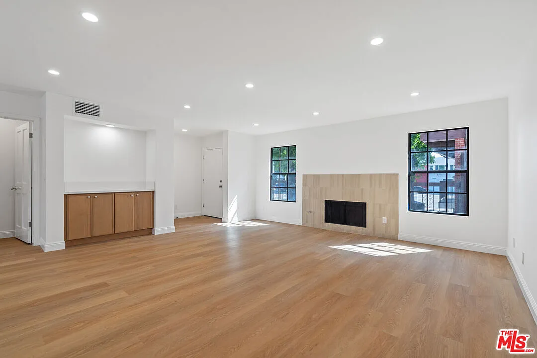 2 bed, 3.0 bath, 1867 sqft, $5,975 — Photo 2