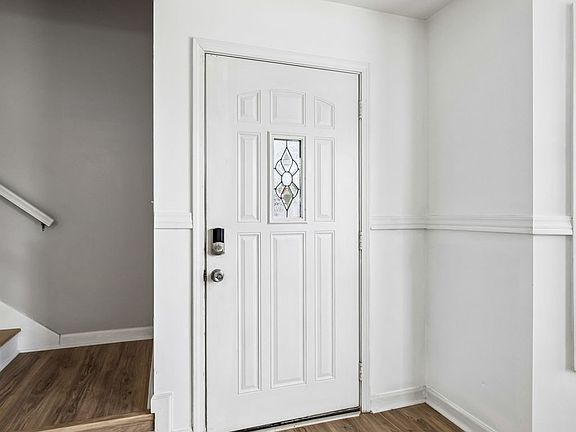5th image of 3688 Aurora Dr