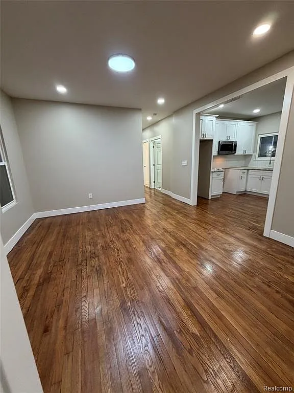 3 bed, 1.0 bath, 3200 sqft, $1,600 — Photo 4
