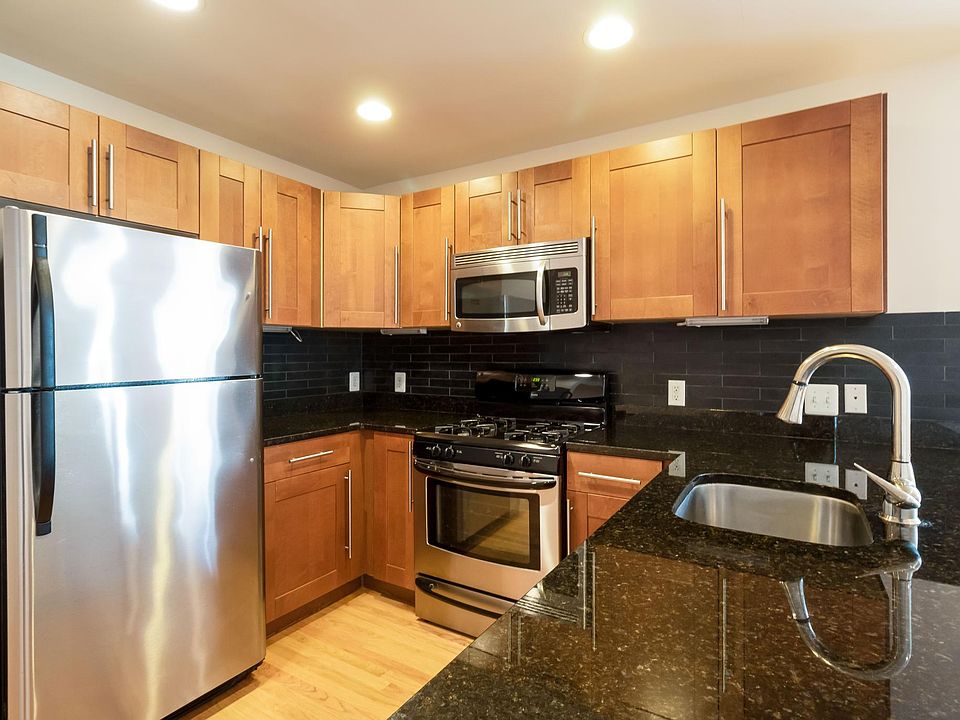 Kitchen: Refrigerator with ice maker