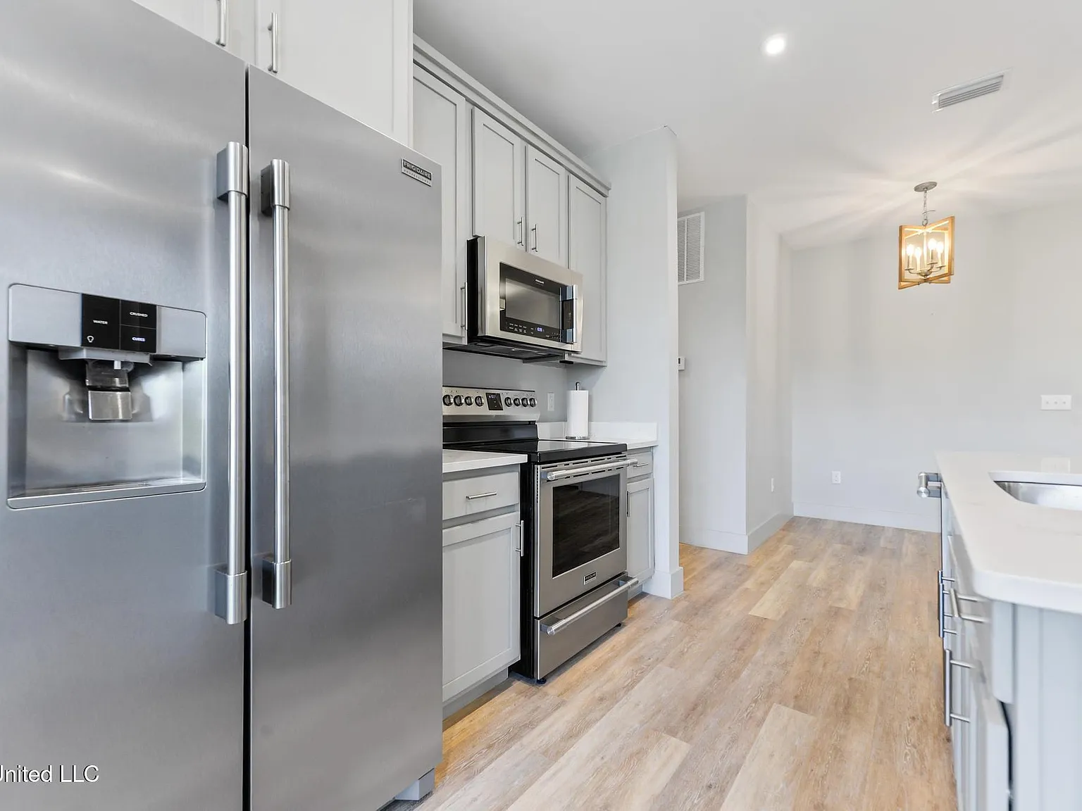 2 bed, 2.0 bath, 1095 sqft, $2,000 — Photo 2