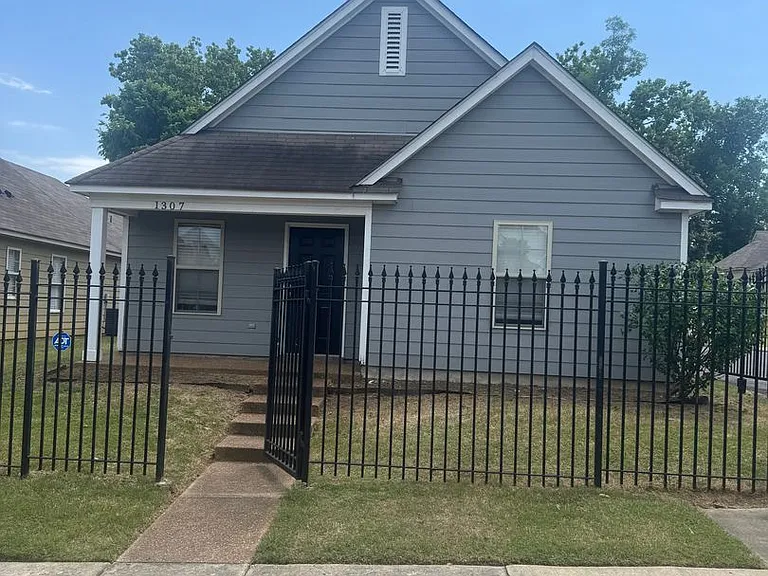 1307 Larkin Ave — Photo 2