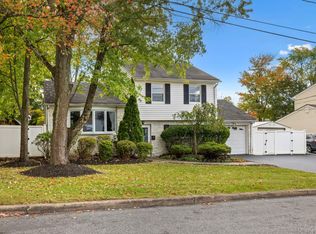 3 Hollis St, Orangeburg, NY