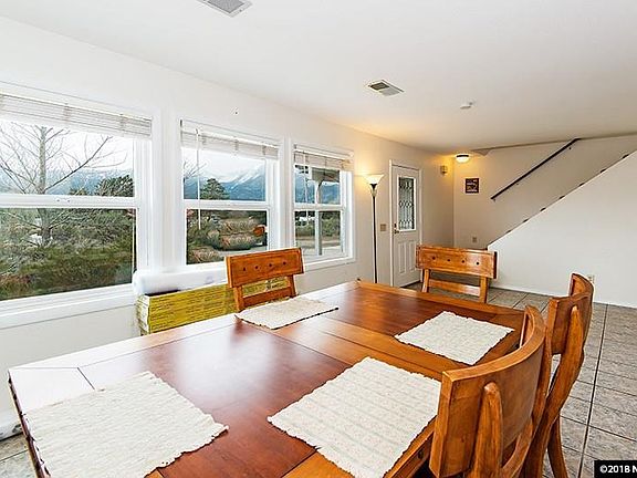 3rd image of 2400 Eastlake Blvd