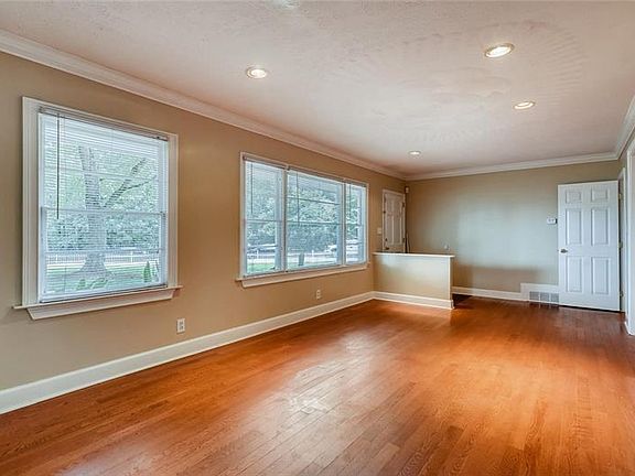 4th image of 2621 Skyland Dr