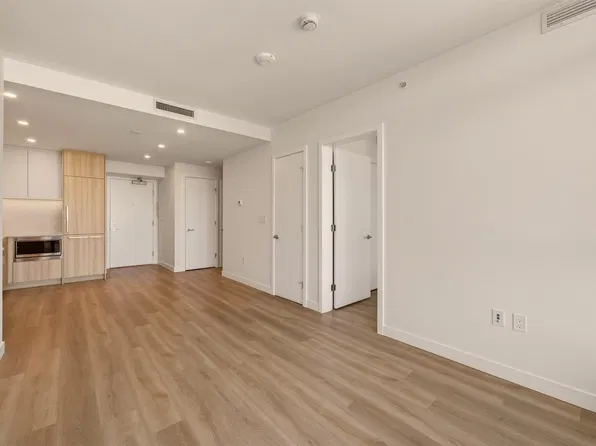 6087 Wilson Ave #805, Burnaby, BC V5H 2R6