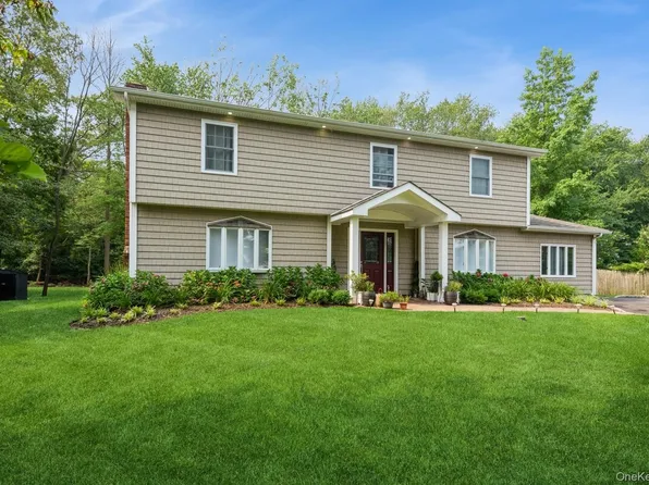 32 Hemlock Lane, Smithtown, NY 11787