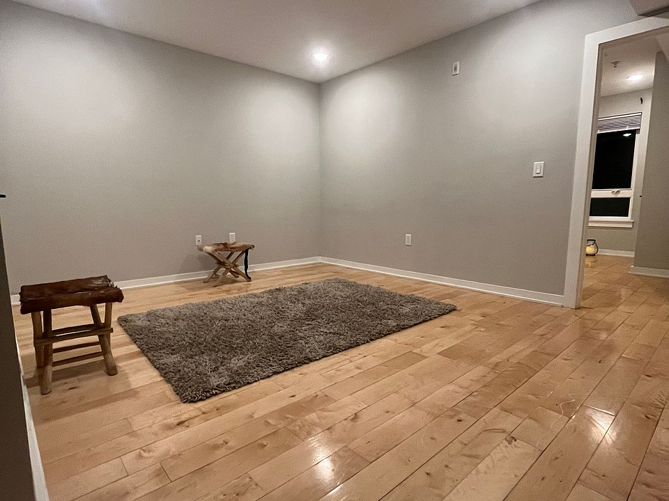 Spacious Living room w/ Closet to left
