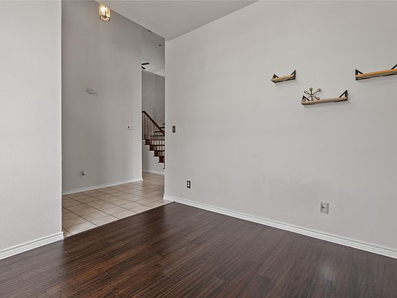 4th image of 1300 E Oak St