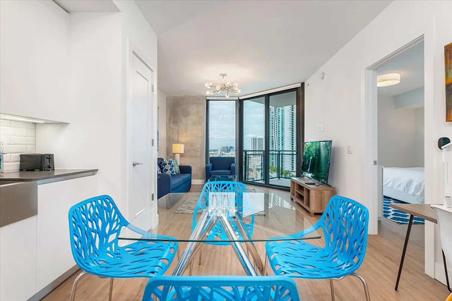 1 bed, 1.0 bath, 775 sqft, $7,366 — Photo 4