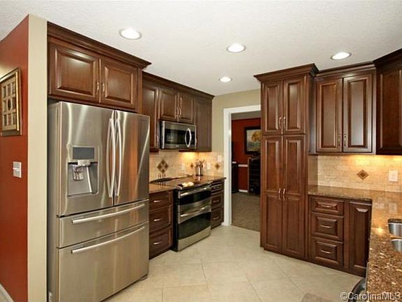 4th image of 155 Woodstream Cir