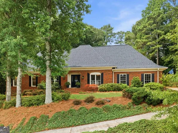 1040 Finnsbury Dr, Roswell, GA 30075