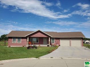 1301 Madison Pl SE, Orange City, IA 51041